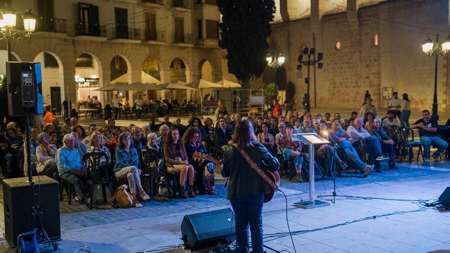 La poesía de Estellés reúne a más de 200 personas en Gandia