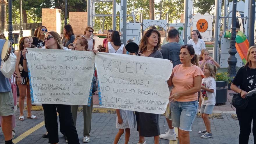Cacerolada por el retraso en el inicio de curso en Manises