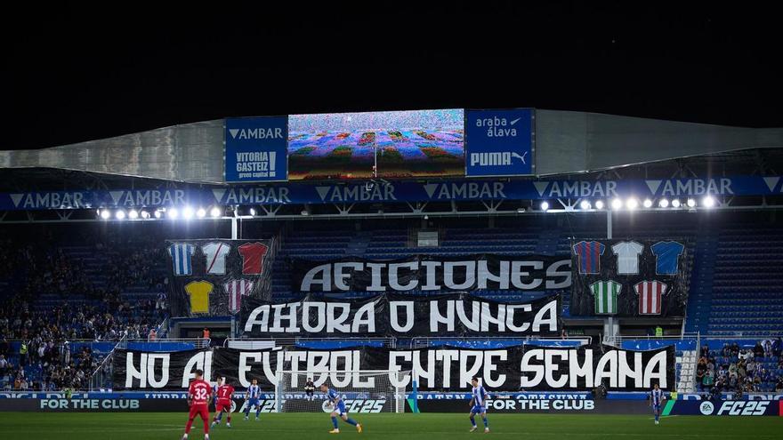 Malestar entre los aficionados de LaLiga por los partidos entre semana: &quot;No al fútbol los viernes y lunes&quot;