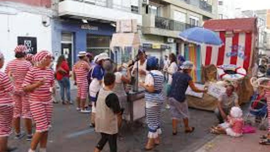 Más de 380 personas y nueve coches participan en el Ral·li Humorístic de Carcaixent