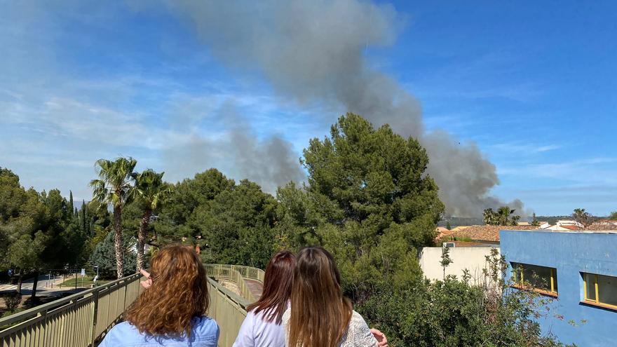 Desalojan a los primeros vecinos de Masía de Traver tras el incendio forestal en Riba-roja