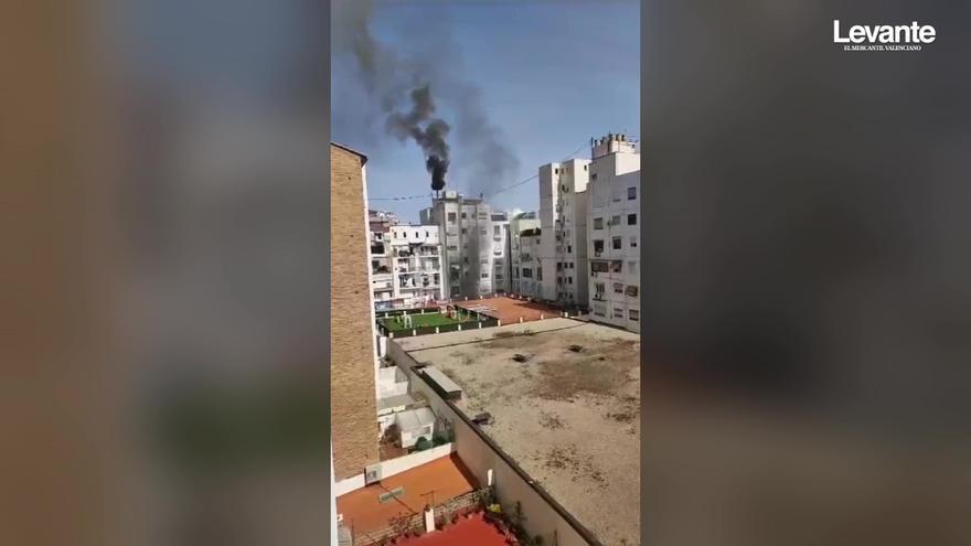 Espectacular incendio en un restaurante de la calle Pedro III el Grande