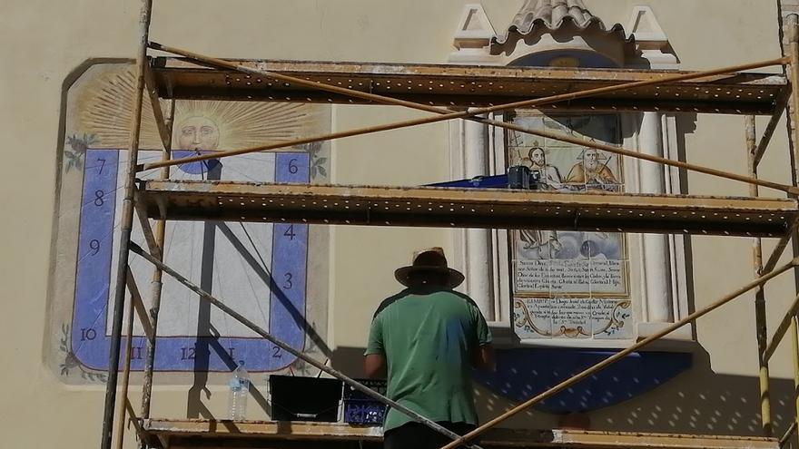 Otos restaura su reloj de sol más antiguo en un palacio del siglo XVIII