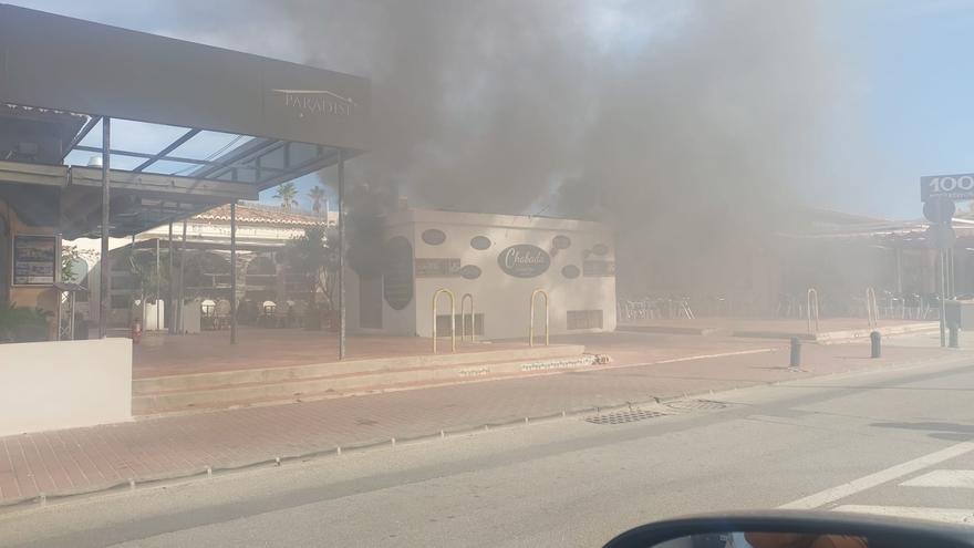 Alarma en el Arenal de Xàbia al prenderse fuego un transformador situado entre los bares