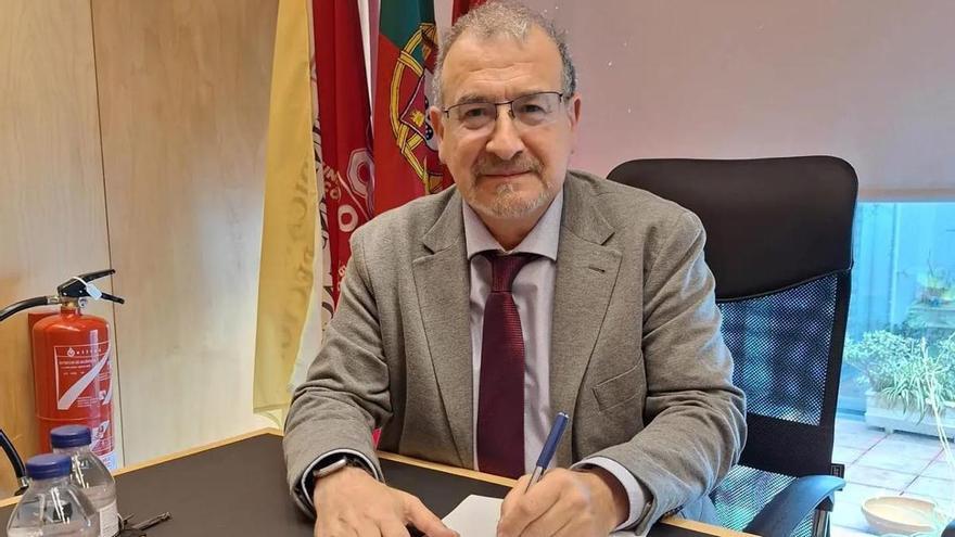 Premian al exdirector del IES José Mª Parra y del Cefire la Ribera por su trayectoria como inspector