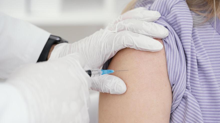 Los efectos secundarios de la doble vacuna contra la gripe y el covid