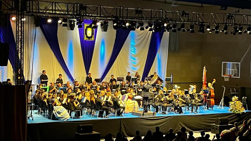 La banda de Enguera dice adiós al verano y a su director este San Miguel