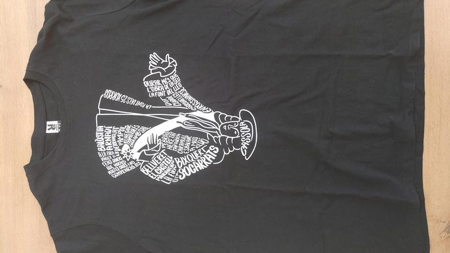 Los usuarios de la biblioteca de Xàtiva recibirán una camiseta de Felipe V cabeza abajo