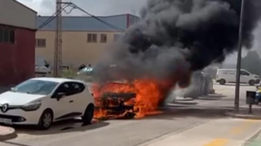 Espectacular incendio de un coche en Albal