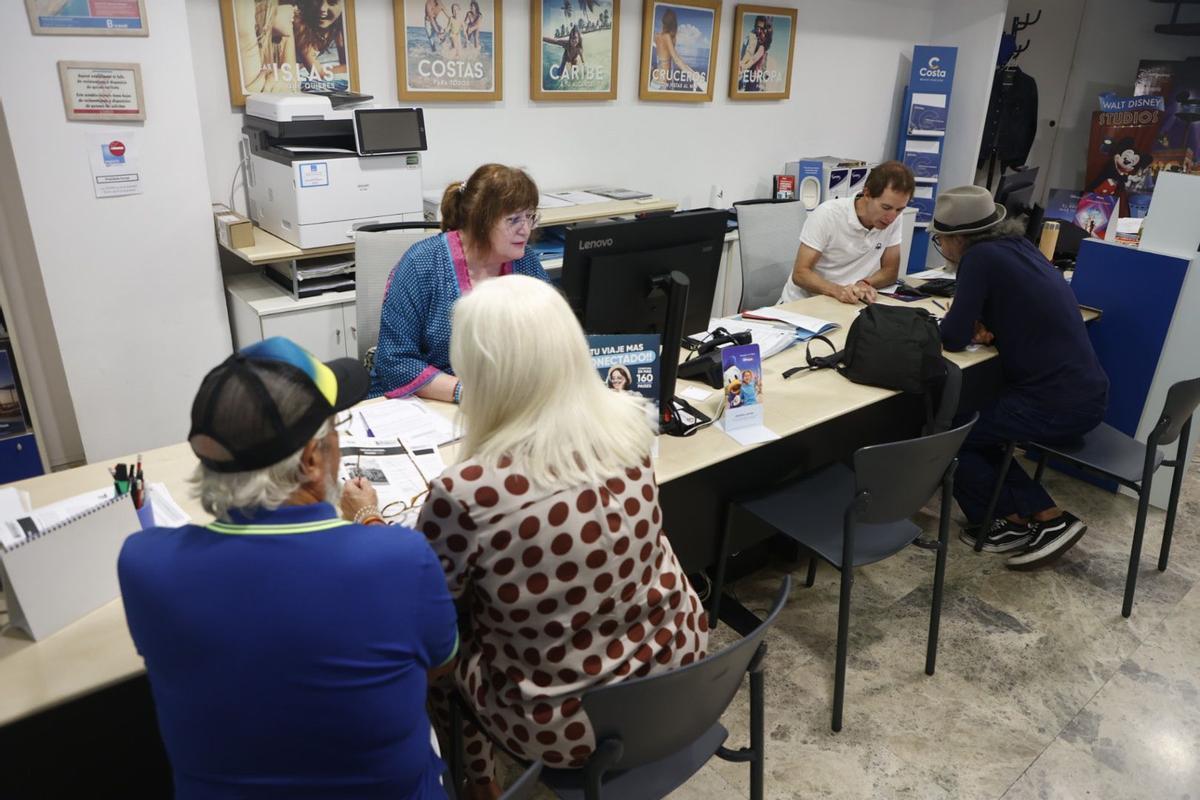 Personas reservando sus viajes en València, esta mañana.