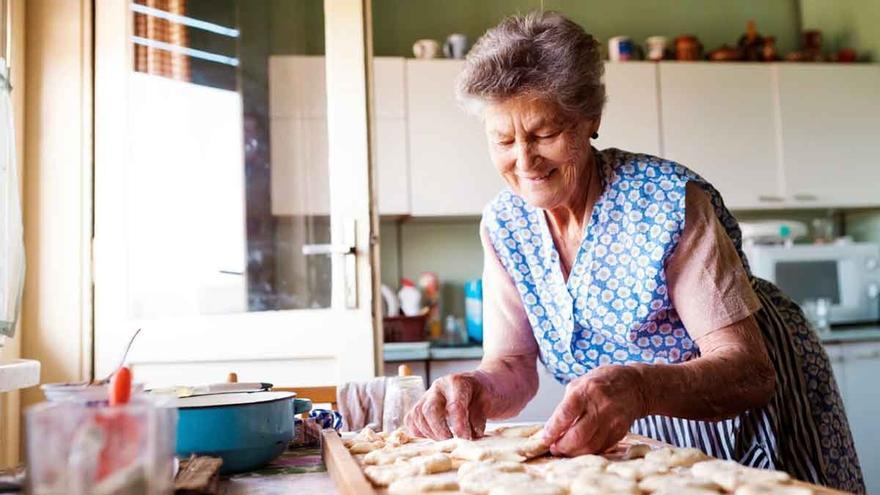 Las amas de casa ya pueden pedir la nueva pensión de más de 500 euros: estos son los requisitos