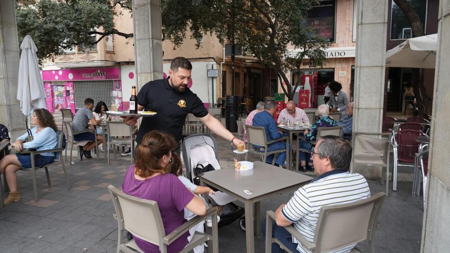 El salari baixa en sectors amb falta de mà d’obra com l’hostaleria i la construcció