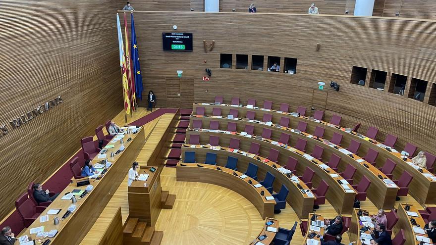 Los diputados de PSPV y Compromís abandonan el hemiciclo entre acusaciones de "fraude" por el uso de los turnos del PP.