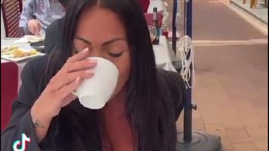 La polémica tiktoker Chloe López se graba en un restaurante de la playa de Tavernes