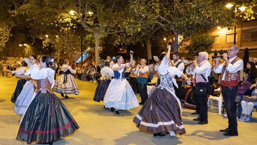 Ontinyent vive un multitudinario Aplec de Danses de La Vall d&#039;Albaida con más de 500 participantes