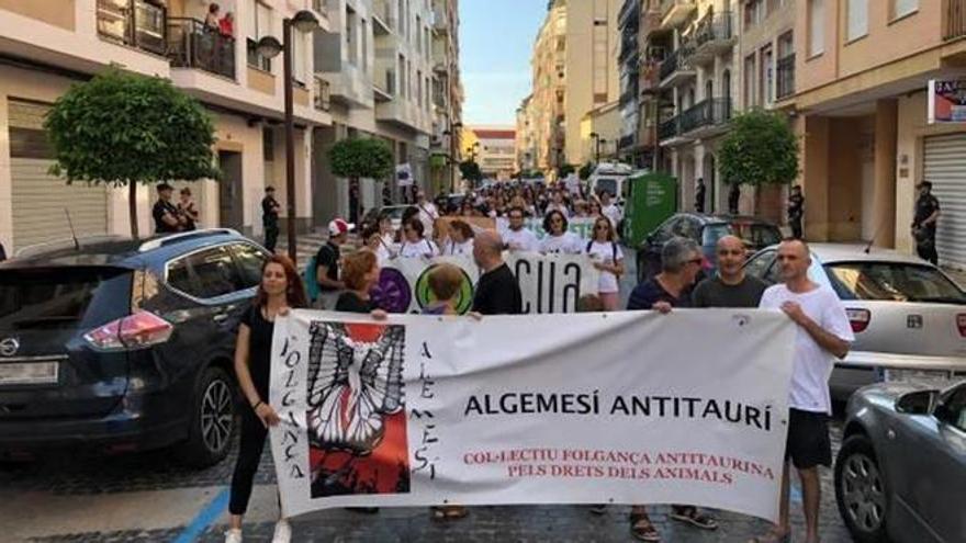 Los antitaurinos se manifiestan a las puertas de la Setmana de Bous en Algemesí