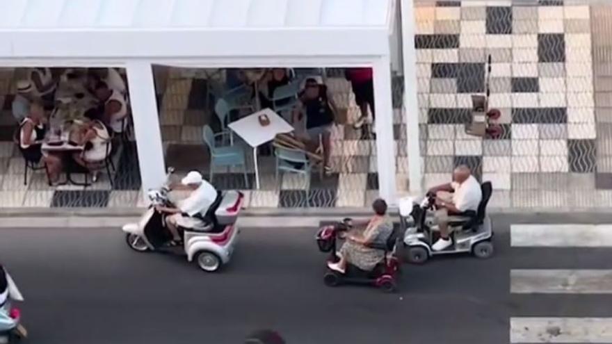Los &#039;yayos&#039; motorizados de Cullera que conquistan las redes