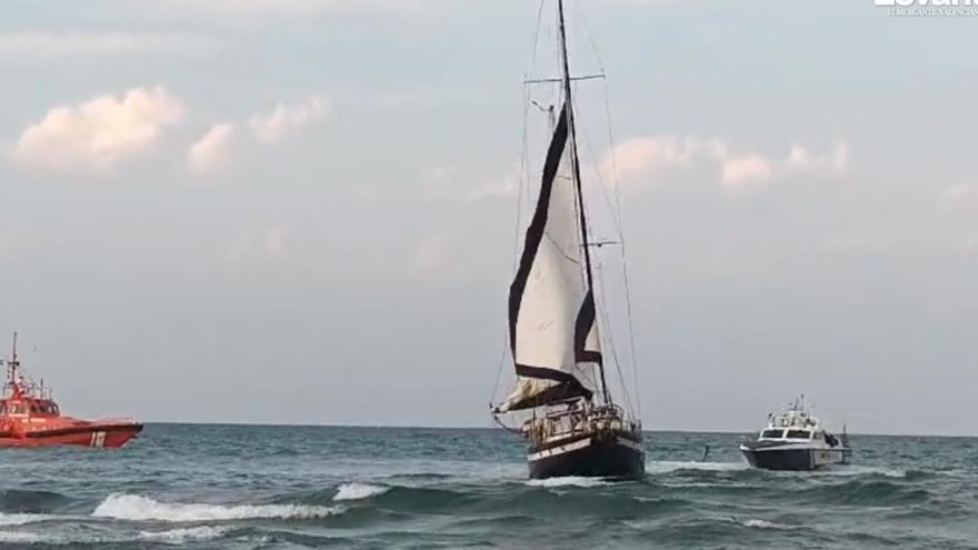 Un velero encalla en la playa nudista de Gandia