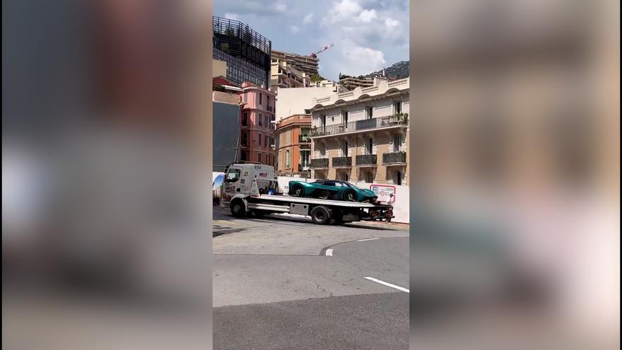 Así se ha llevado la grúa el Aston Martin de Fernando Alonso en Mónaco