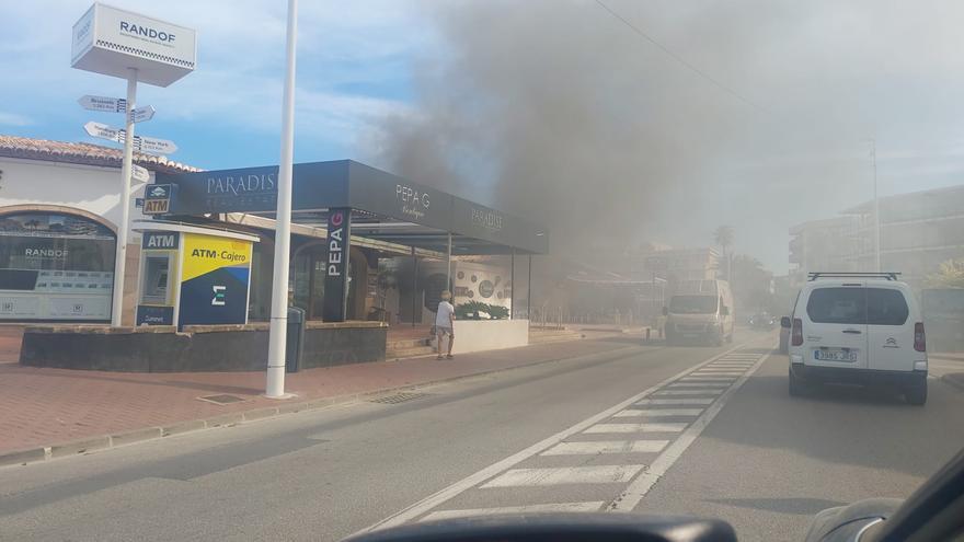 Las imágenes del incendio del transformador de la playa del Arenal de Xàbia que ha dejado sin luz a miles de abonados
