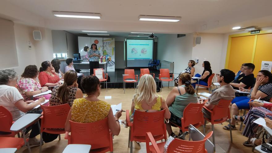 Una exposición, una charla y un evento gastronómico para combatir la soledad de las personas con fibromialgia en Burjassot