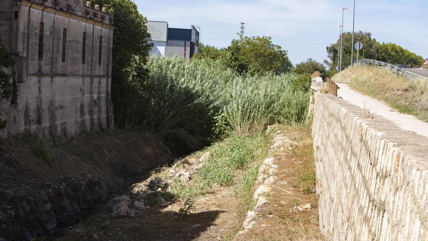 El barranco de la Casella, libre de vegetación para afrontar la época de lluvias