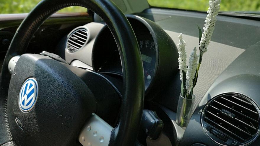 Este coche de principios de los 2000 traía en su salpicadero un florero instalado
