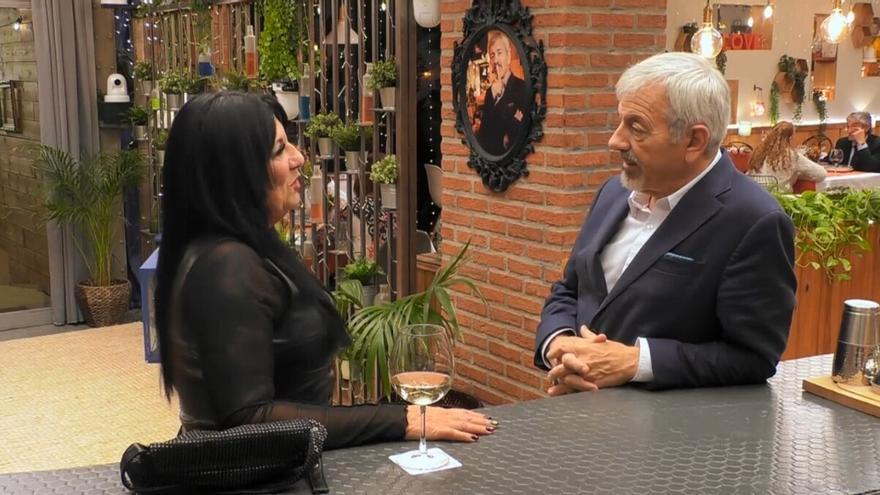 &#039;First Dates&#039;: Carlos Sobera alucina con el gallo transexual de Andrea