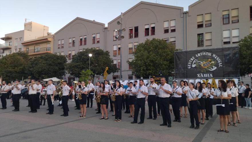 Xàbia, capital de la música: más de 800 músicos de toda la comarca llenan de vida las calles (imágenes)