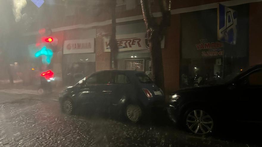 La lluvia ha llegado a València y ha caído con fuerza en algunos barrios, como el Marítim
