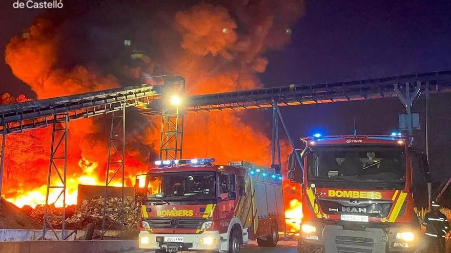 Incendi a Onda: foc en la zona de voluminosos d’una planta d’escombraries
