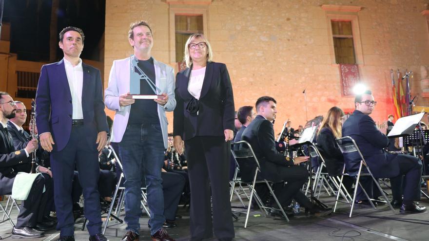El director edetano Álvaro Albiach recibe el reconocimiento de Llíria